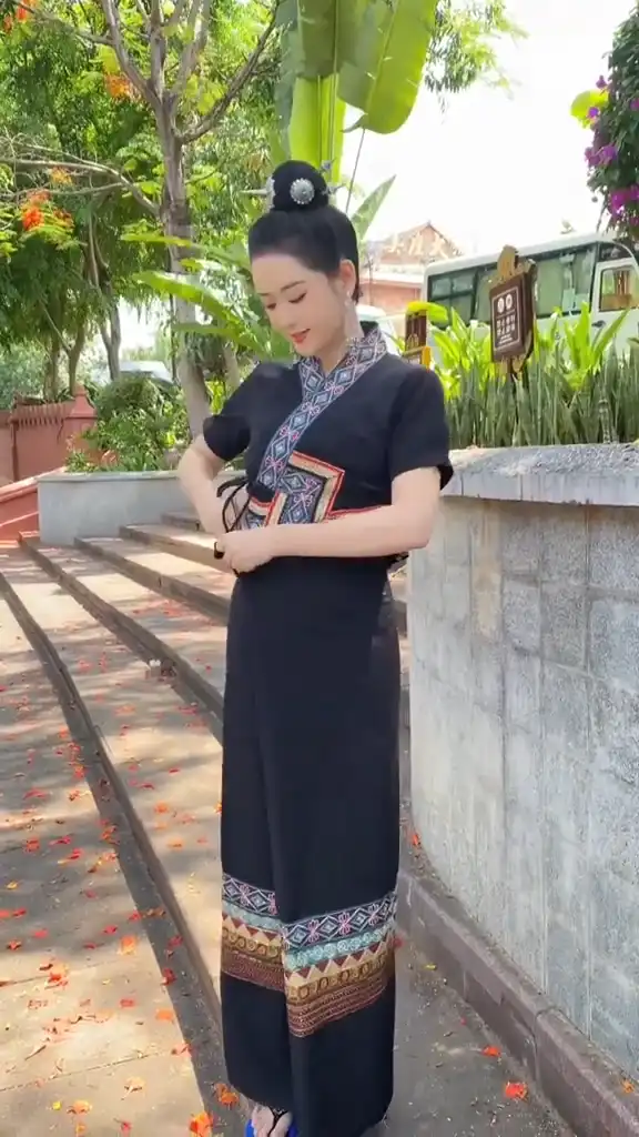 Xishuangbanna Black Dai Attire